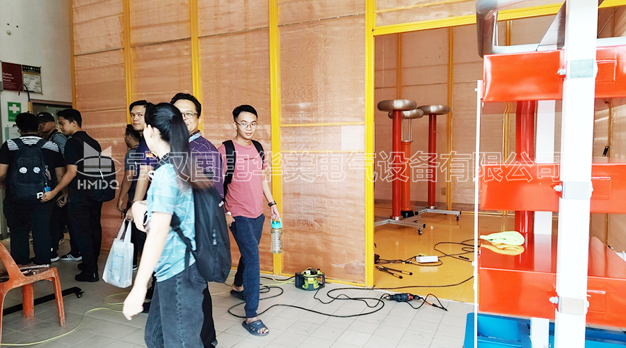 武汉国电华美公司帮助马来西亚客户现场安装调试局放屏蔽室及无局放耐压成套试验装置